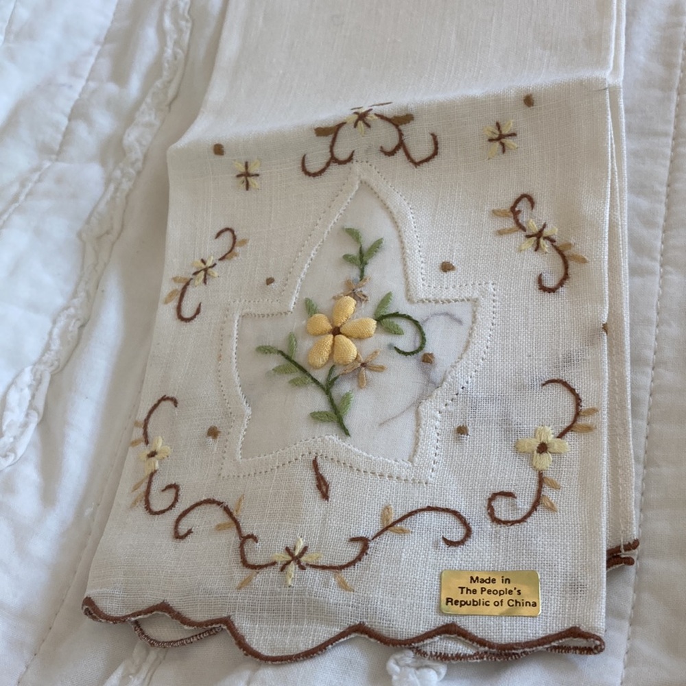 Embroidered Floral linen fingertip towel yellow brown white peoples rep China - Picture 2 of 8